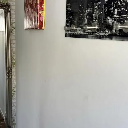 Private With Own Bathroom منزل للإقامة